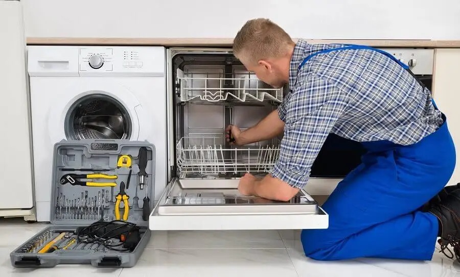 Söke Termoteknik servisi teknisyen ekibi beyaz eşya tamiri yaparken
